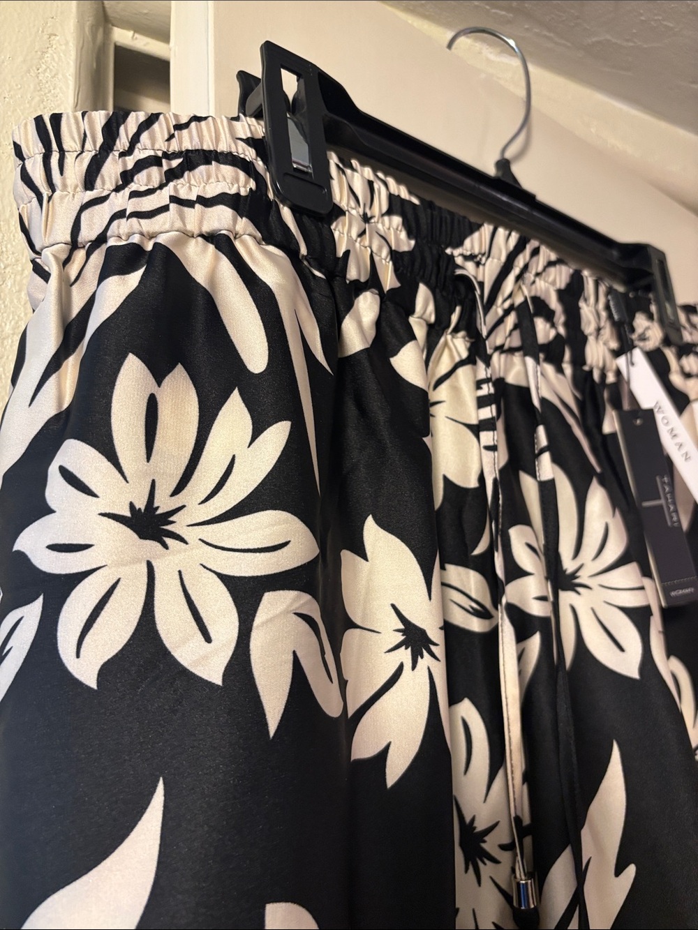 NWT - Tahari Woman Black and Cream Floral Pants - Picture 4 of 8